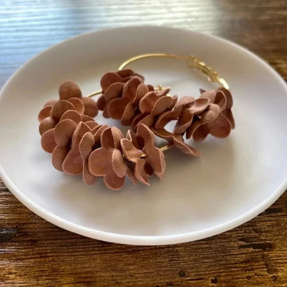 ❤️ NEW 2/$20 or 3/$25 Statement Gold and Pink Hoop Flower Dangle Earrings - Picture 4 of 5